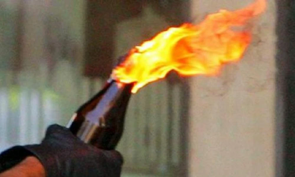 Επιθέσεις με μολότοφ στα Εξάρχεια: Ελαφρά τραυματίας αστυνομικός – Δύο προσαγωγές